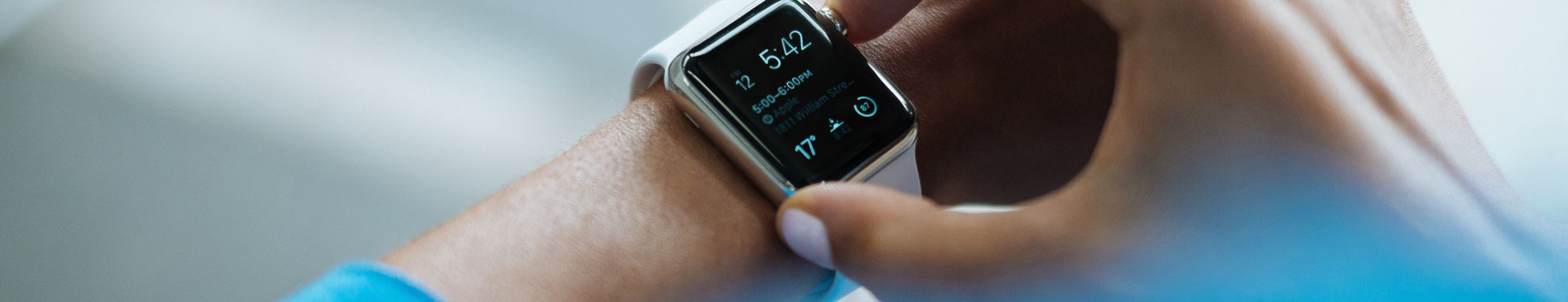 Montre connectee Une montre connectee sur un poignet