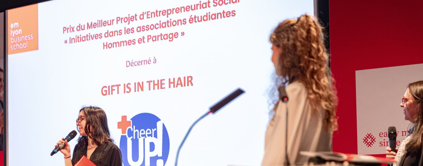 Prix de l’Entrepreneuriat Social 2023 : les initiatives étudiantes à impact distinguées personne parlant au micro