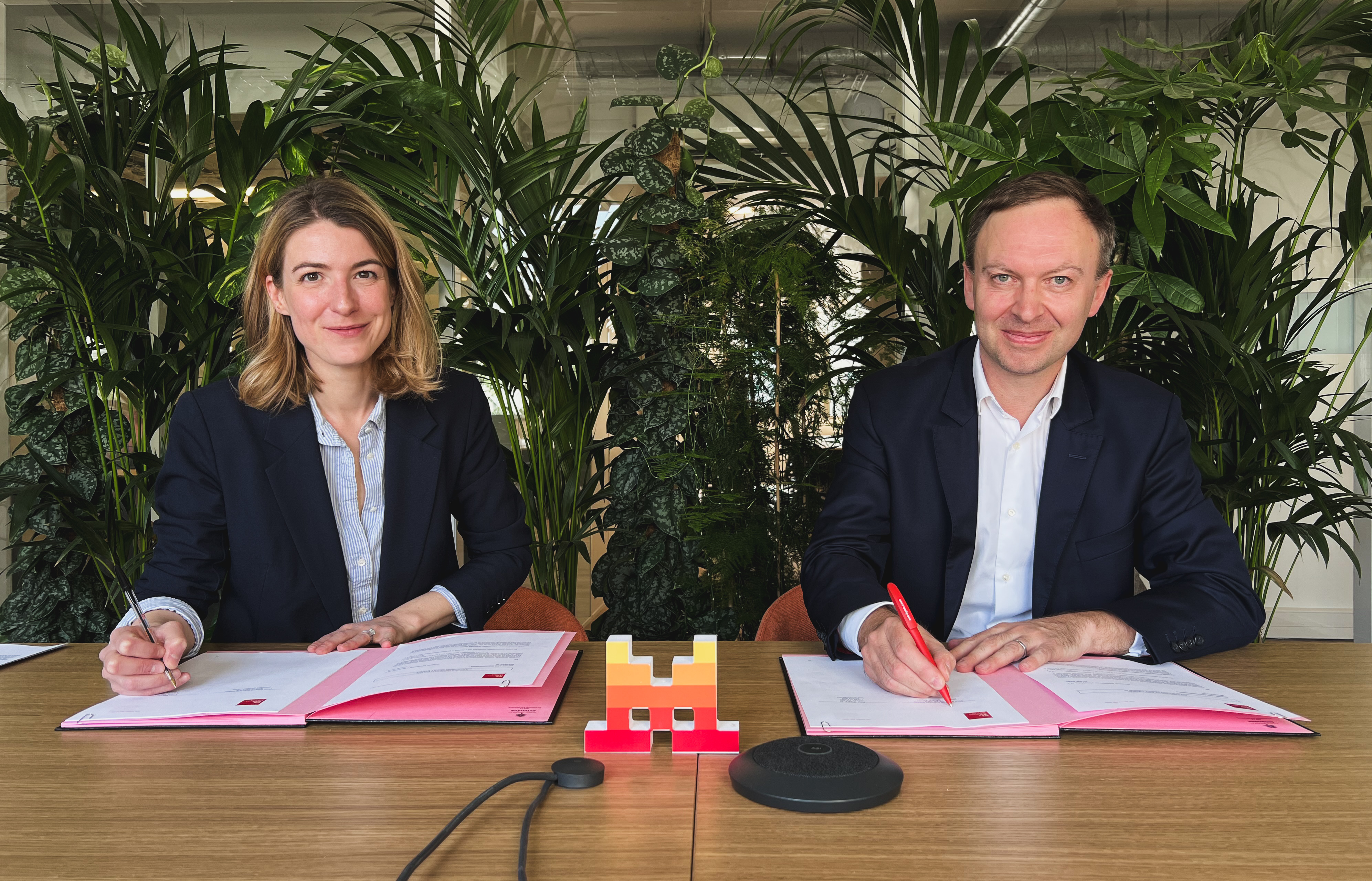 Signature partenariat emlyon business school et Mistral AI