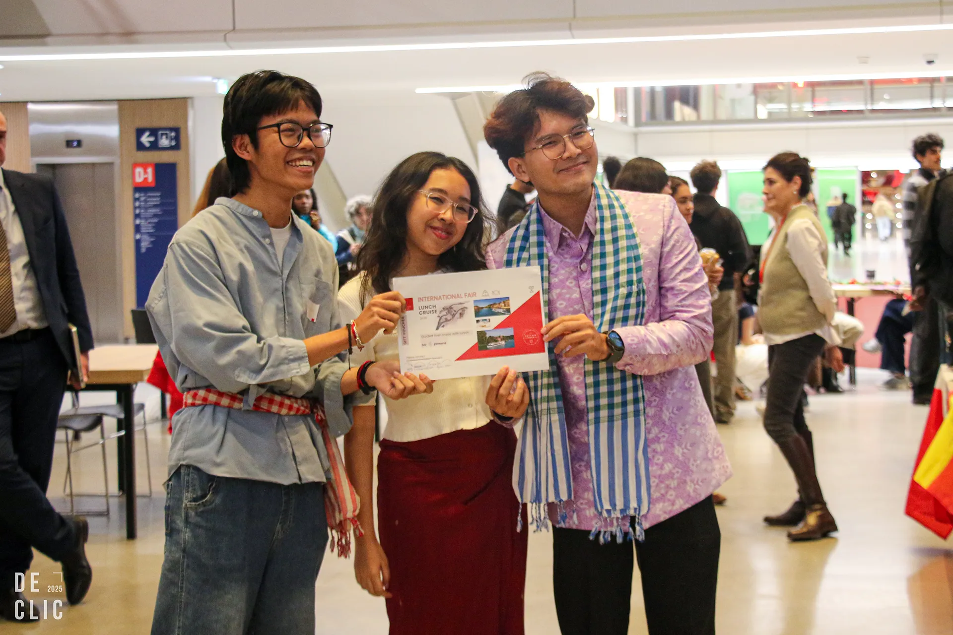 Des étudiants et étudiantes internationaux au campus d'emlyon business school de Lyon
