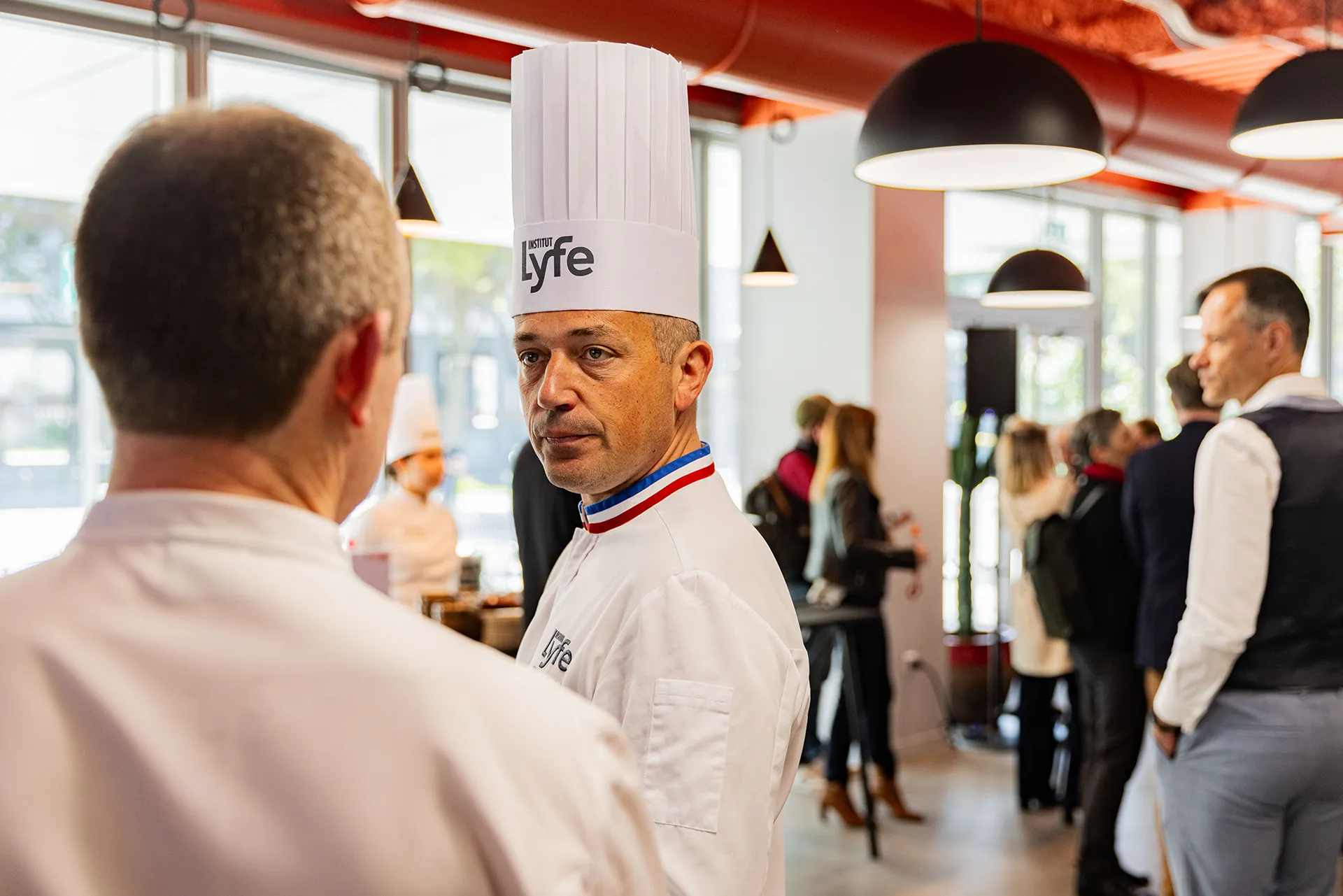 Un chef de &quot;La Table&quot; (Institut Lyfe) qui parle avec un collègue,
