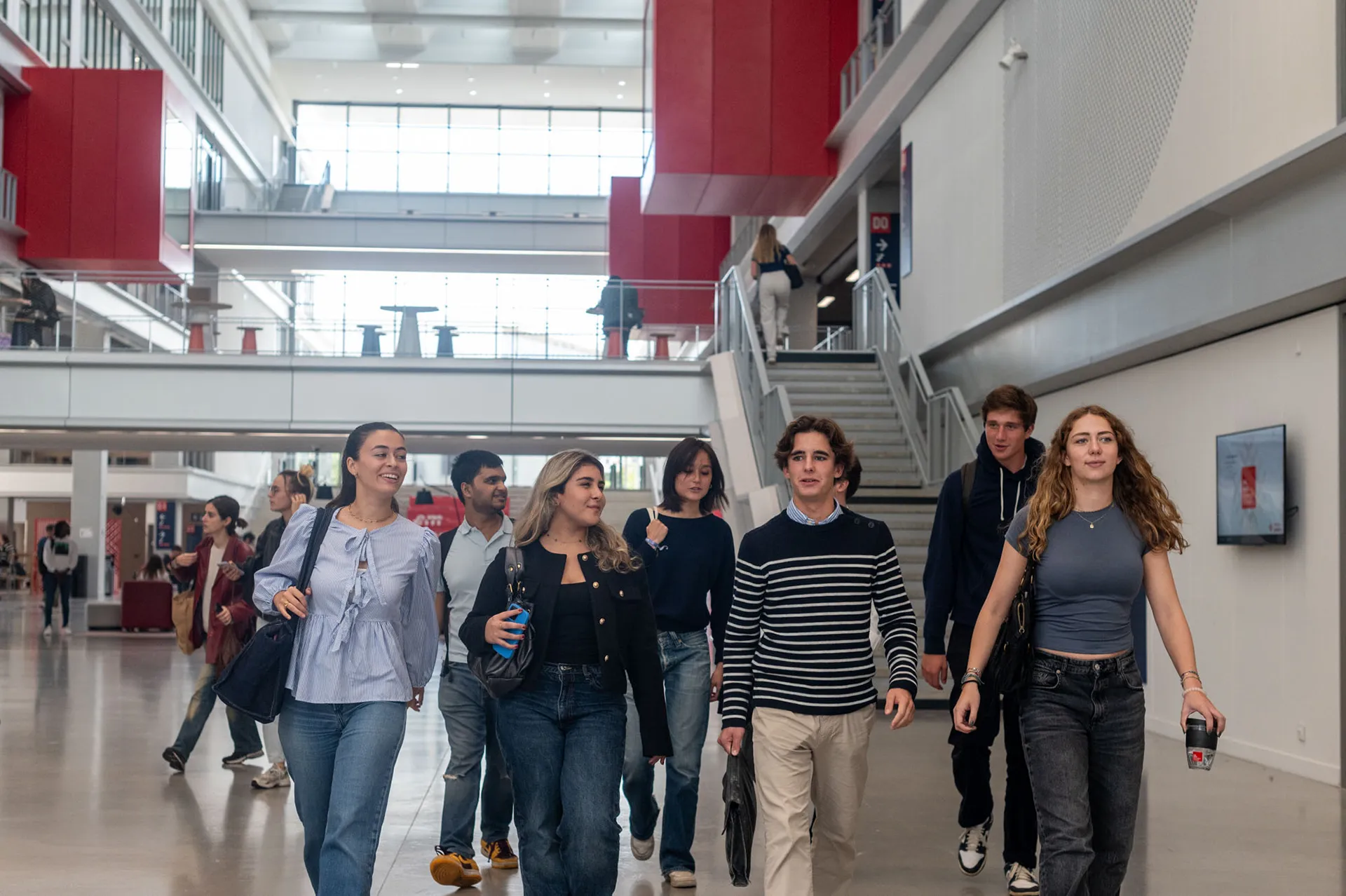Des étudiants dans le campus de Lyon d'emlyon business school
