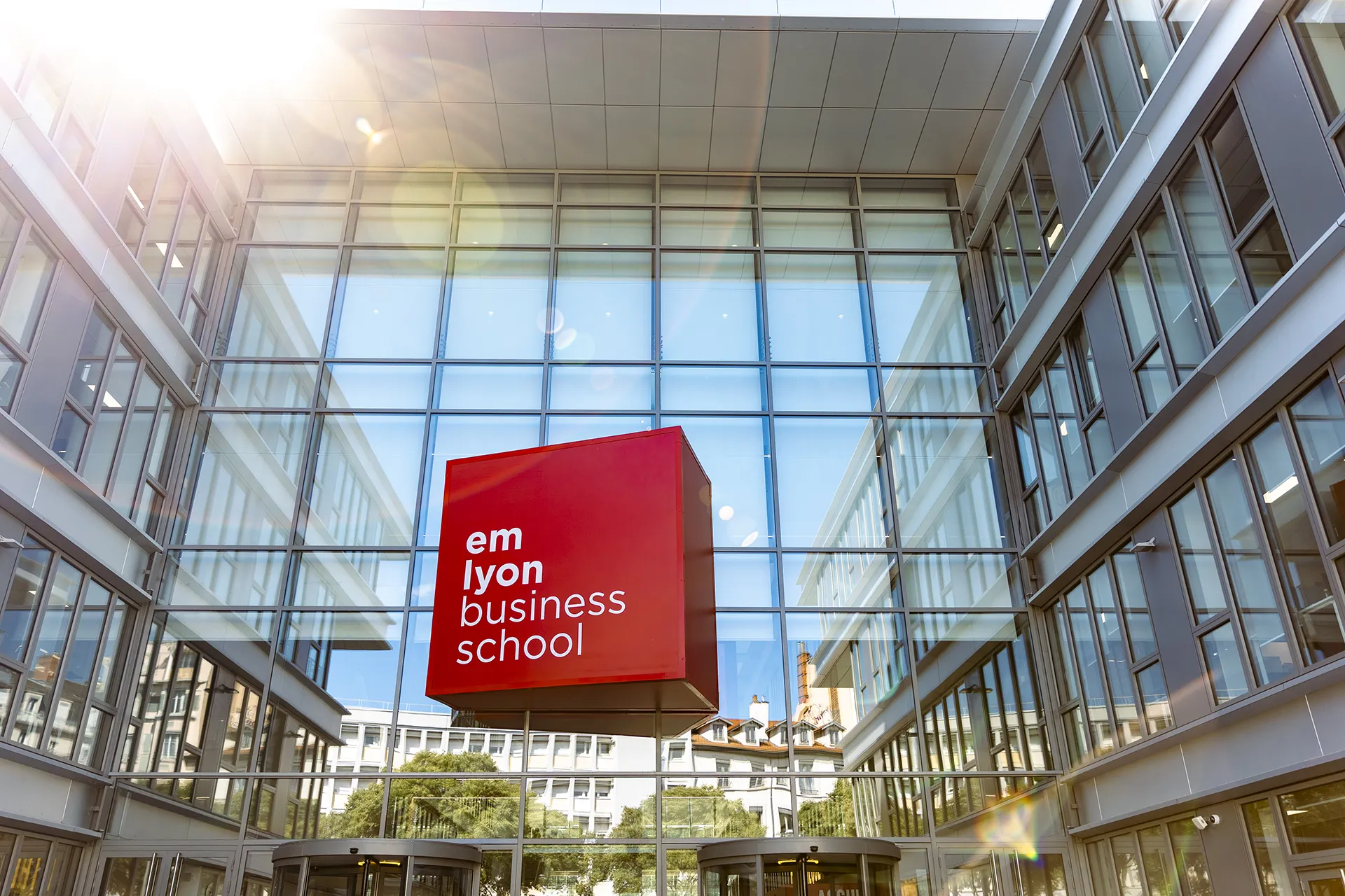 La façade du campus de Lyon d'emlyon business school