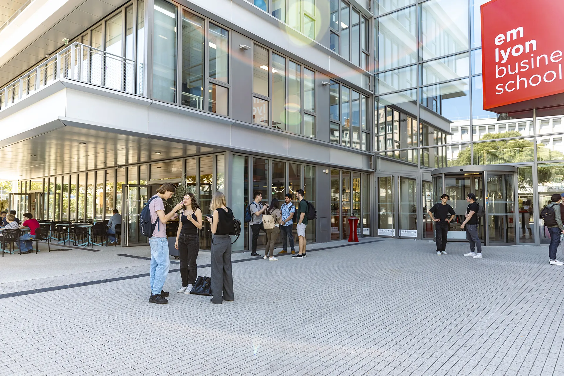 L'entrée Jean Jaurès du campus de Lyon - emlyon business school