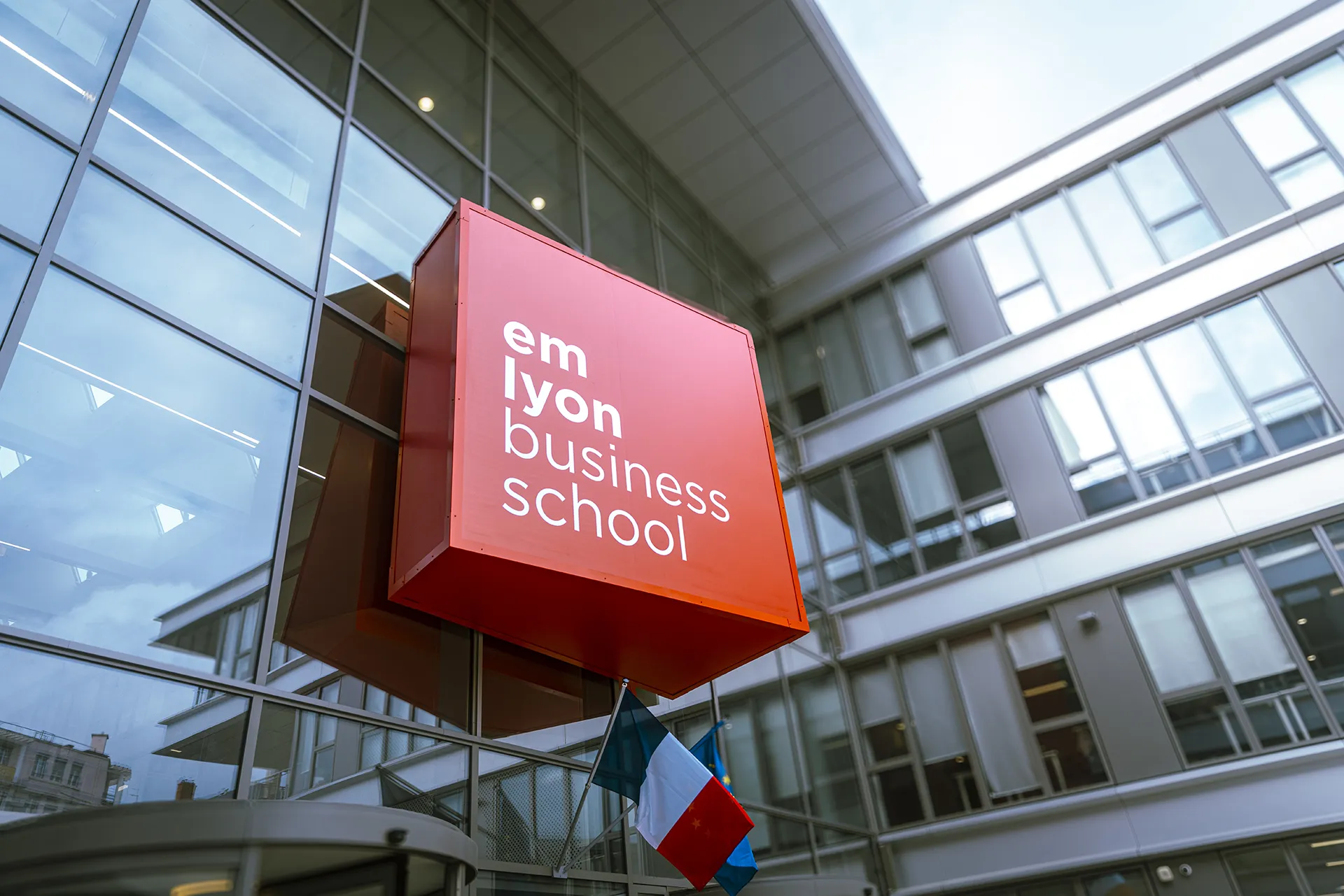 Le logo à l'entrée Jean Jaurès du campus de Lyon d'emlyon business school