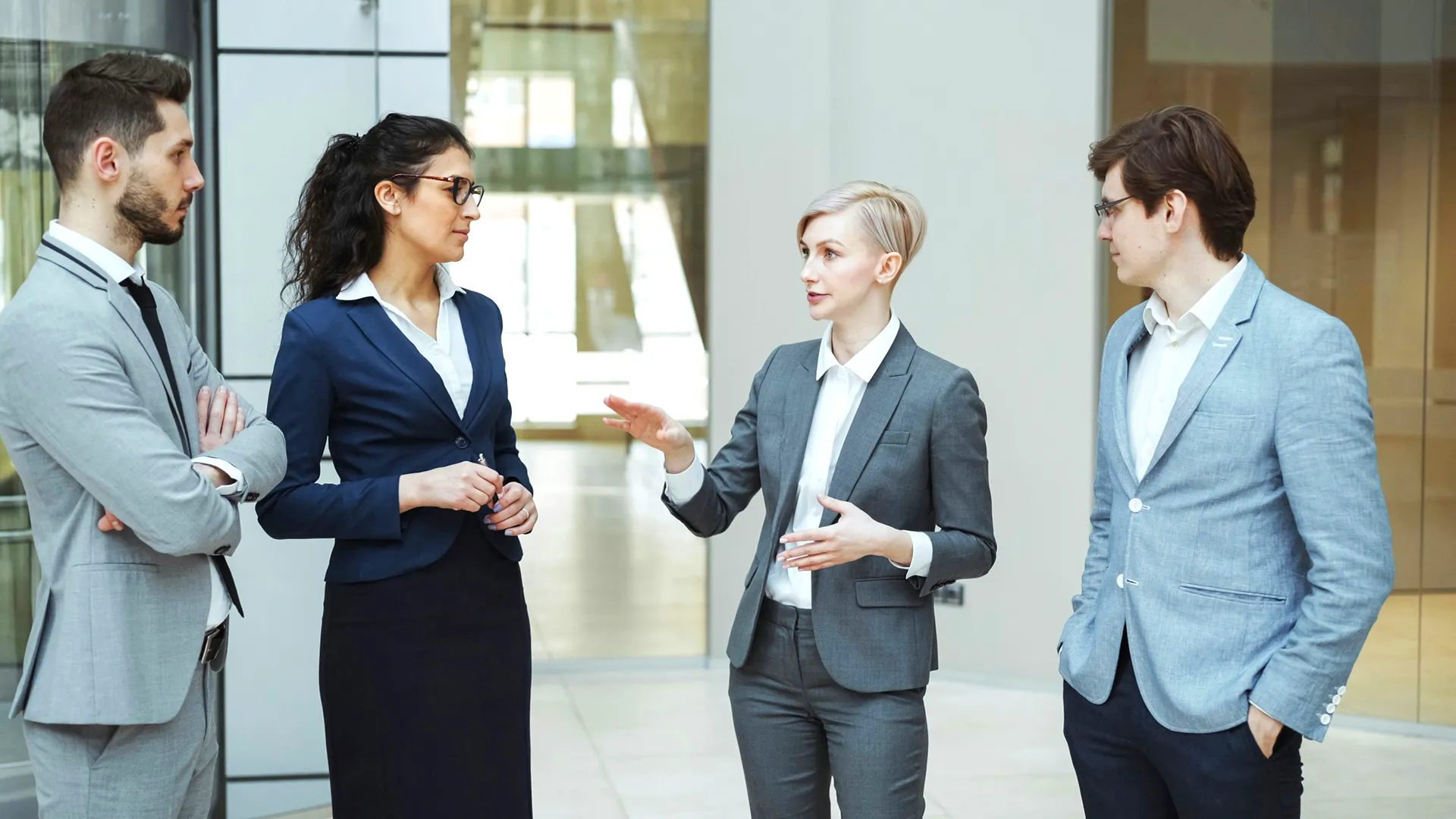 Quatre personnes qui parlent affaires