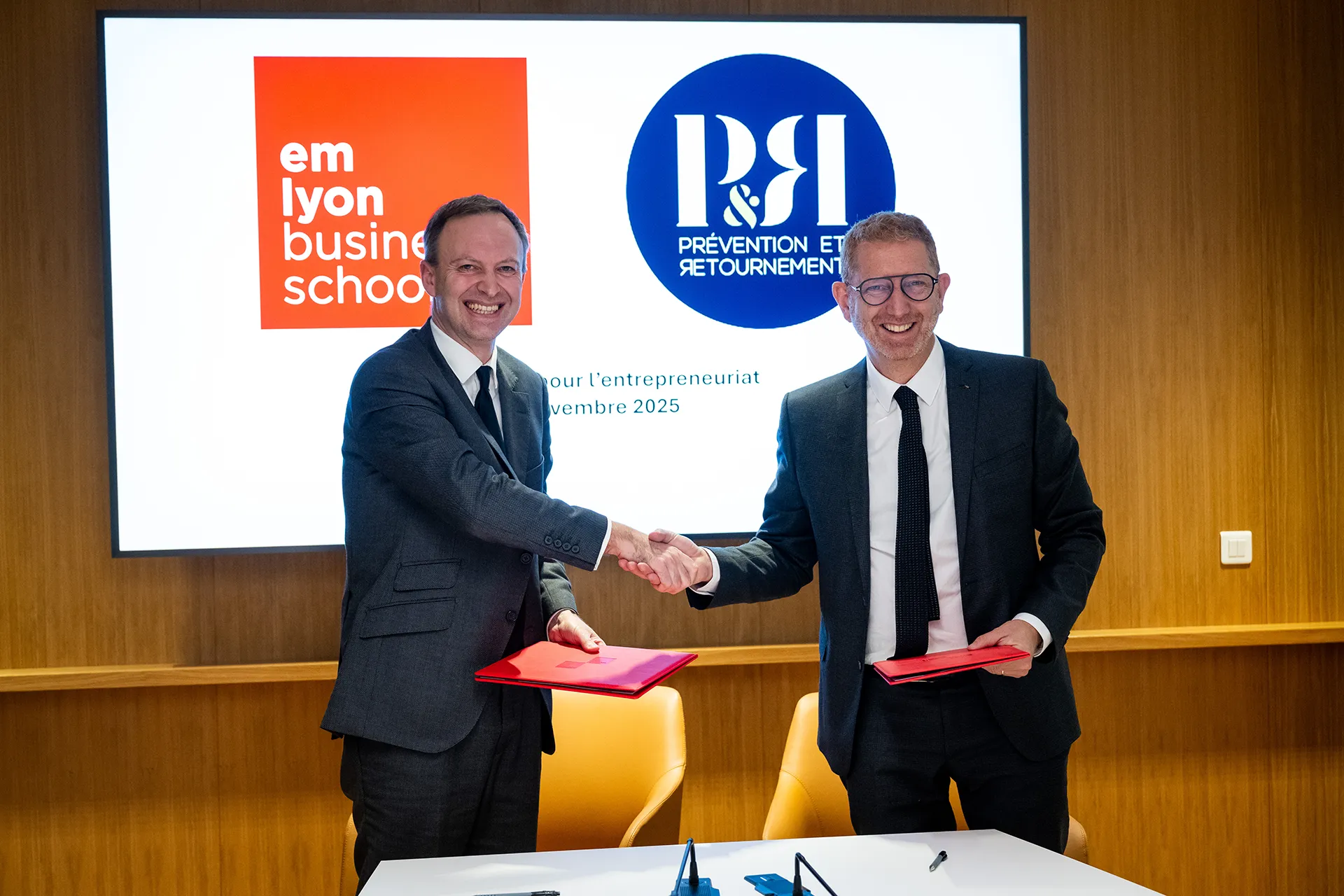 La signature du partenariet entre Prévention &amp; Retournement et emlyon business school