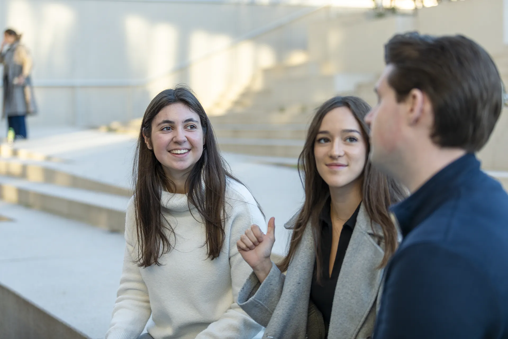 Des étudiants et étudiantes dans le jardin d'emlyon business school