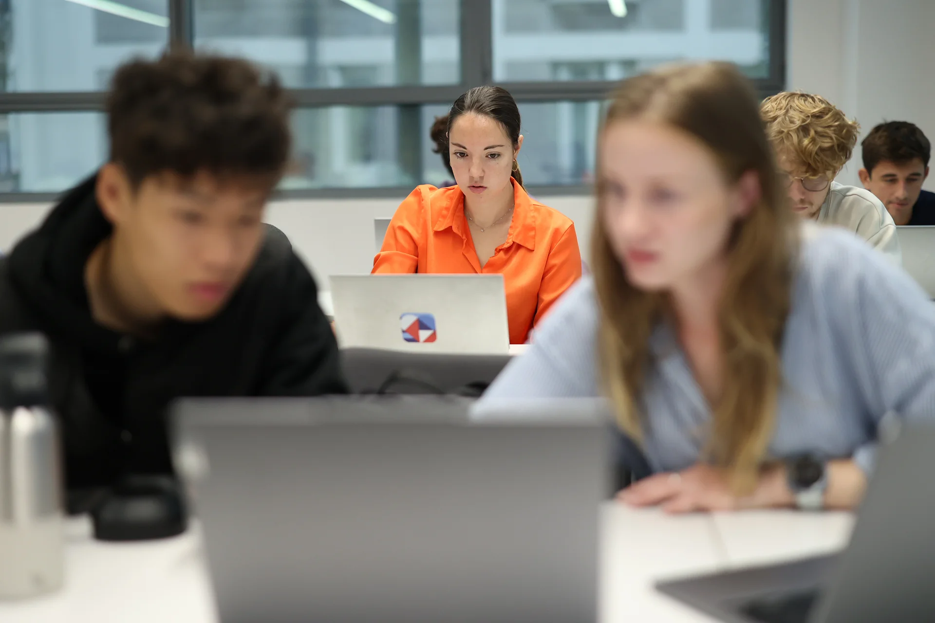 Des étudiantes et étudiants d'emlyon business school