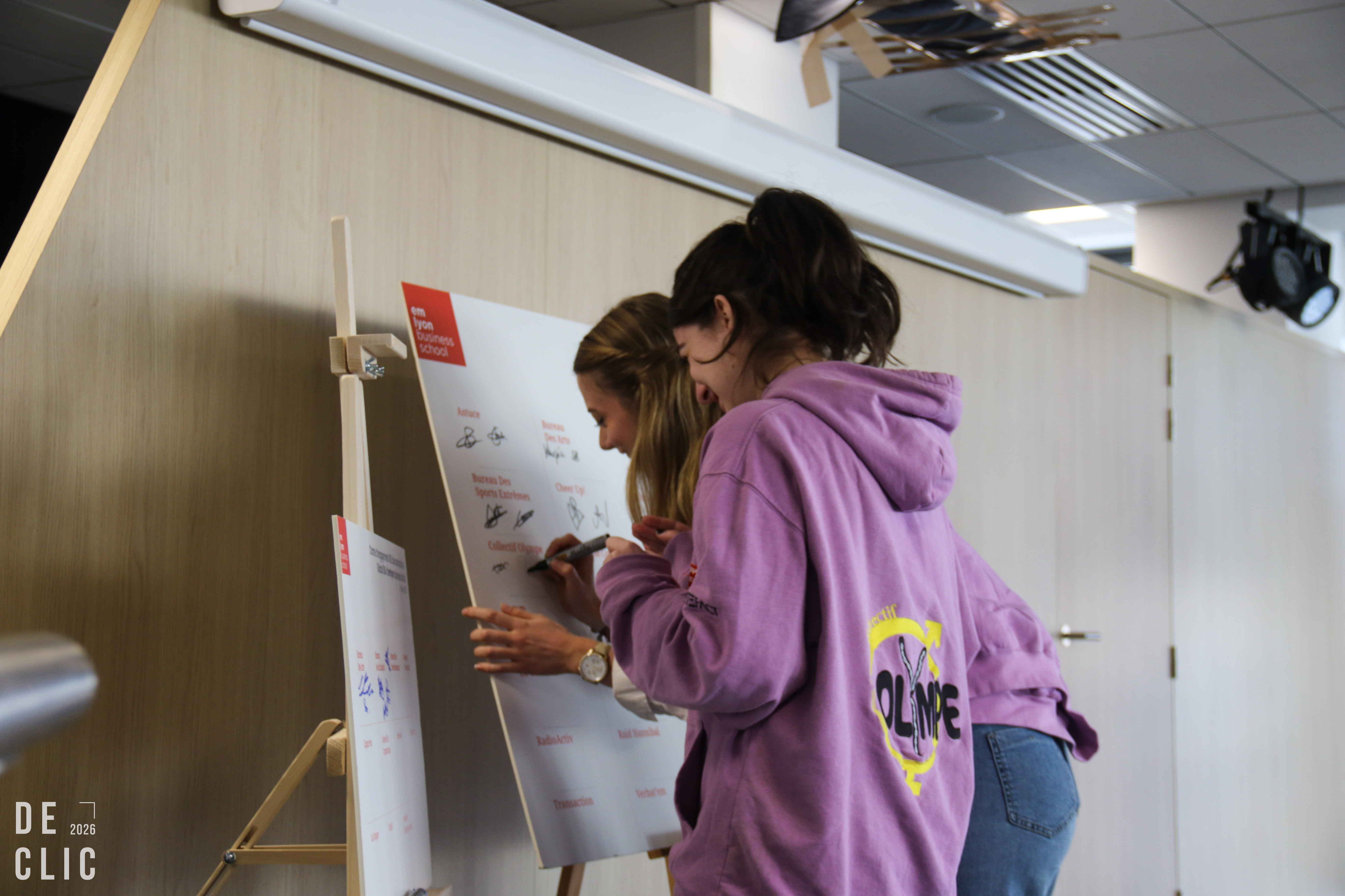 Etudiante signant la charte RSE des associations d’emlyon