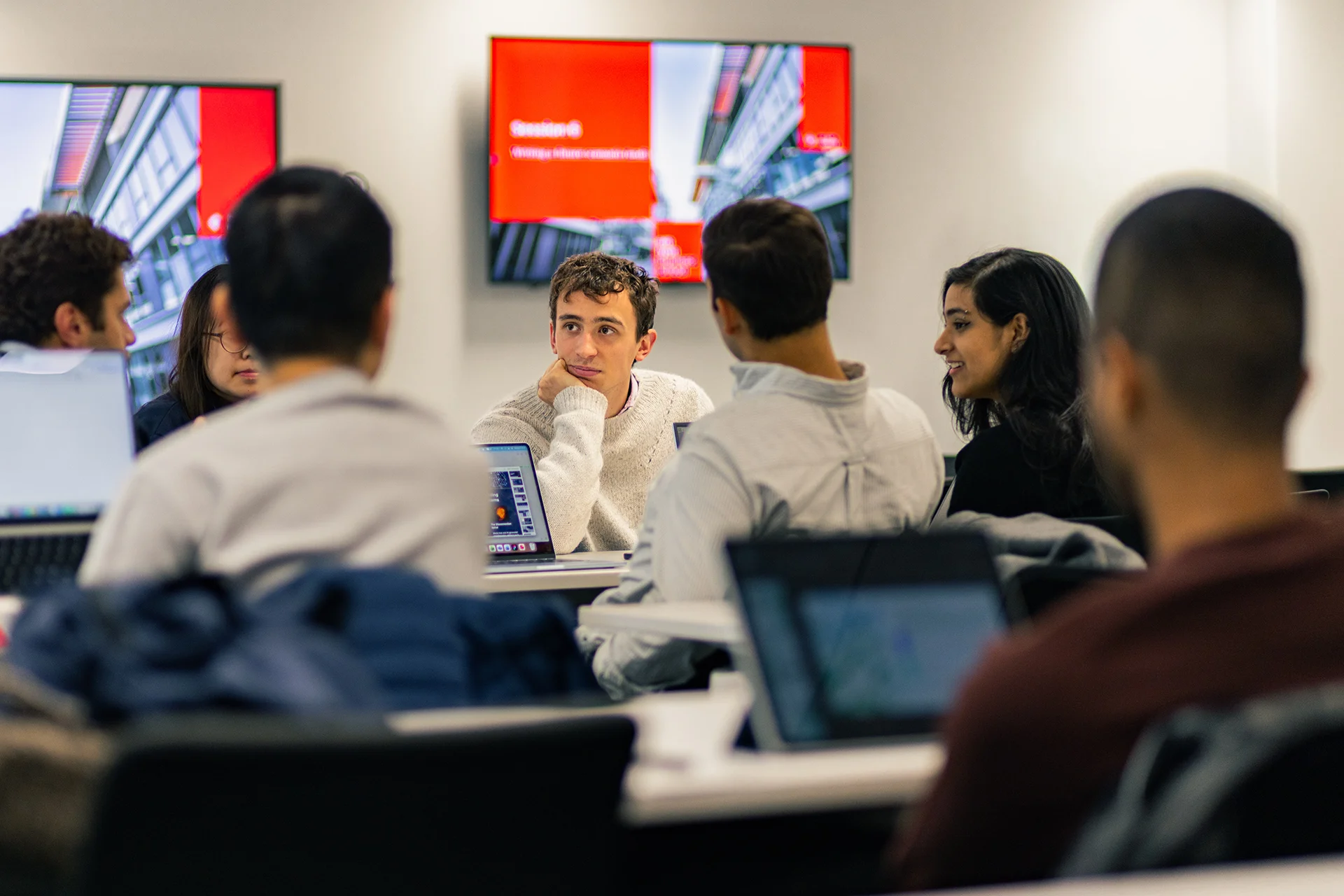 Des étudiantes et étudiants d'emlyon business school