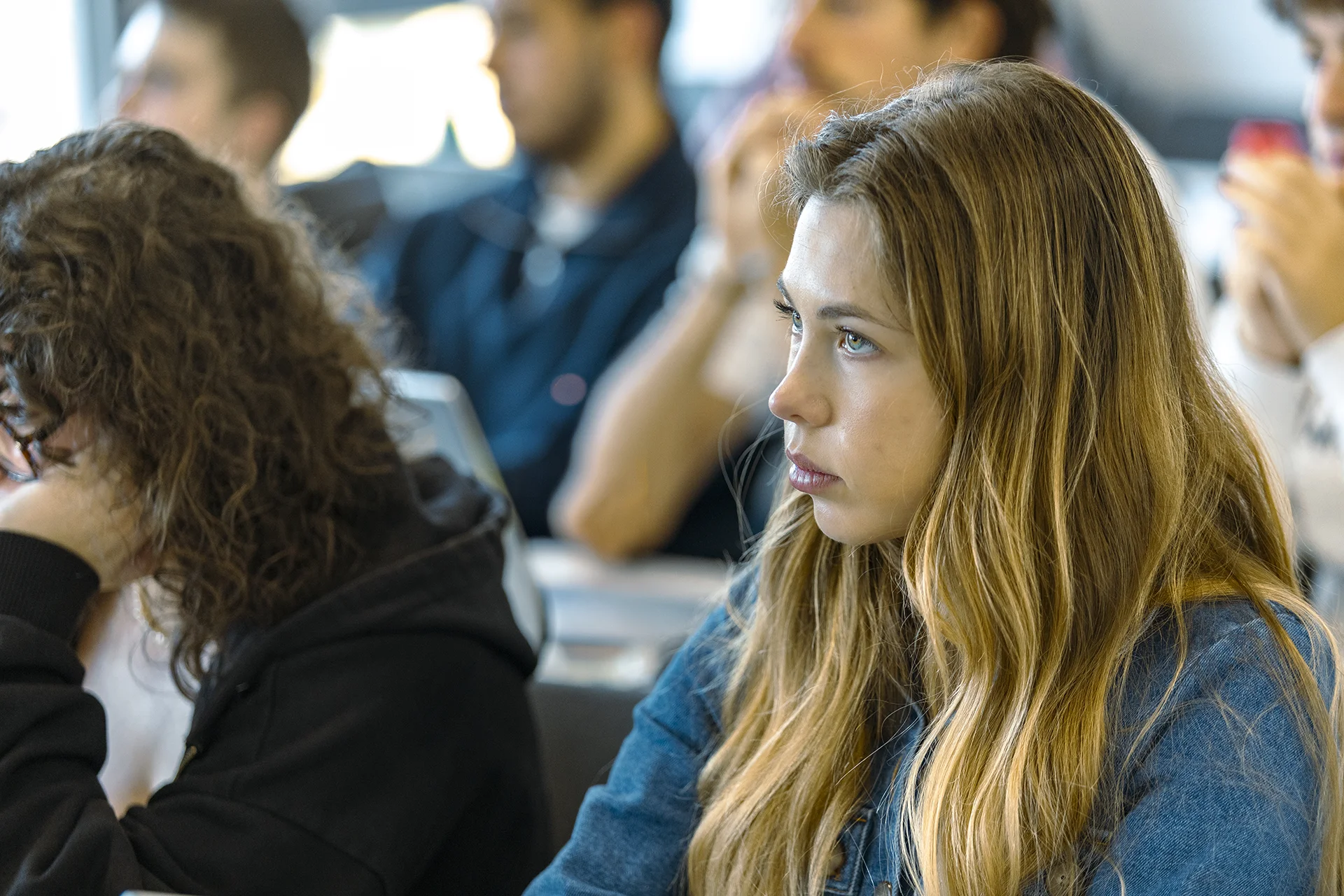 Des étudiantes et étudiants d'emlyon business school