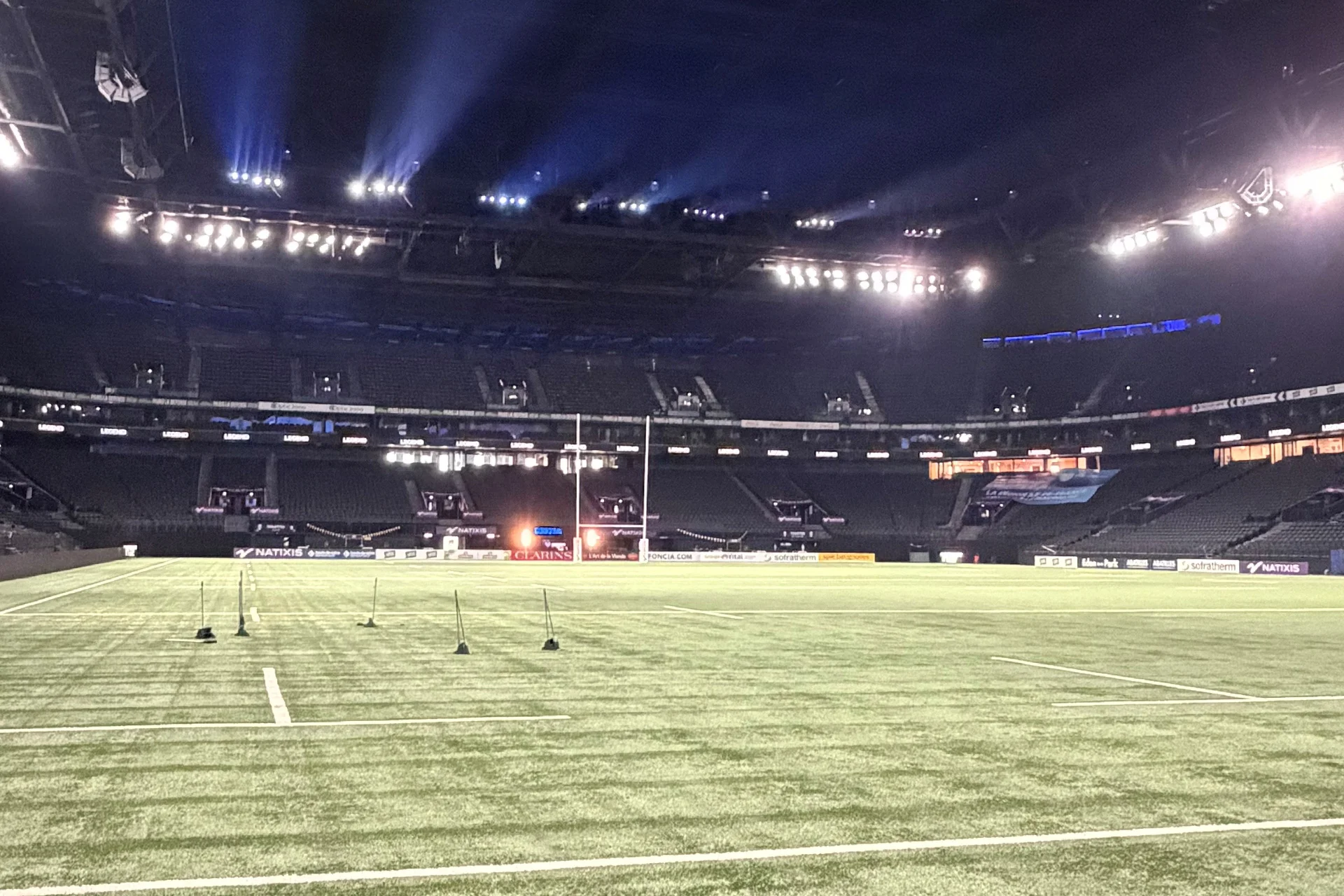 Vue panoramique du terrain et des tribunes de la Defense Arena, mettant en valeur l’infrastructure sportive moderne.