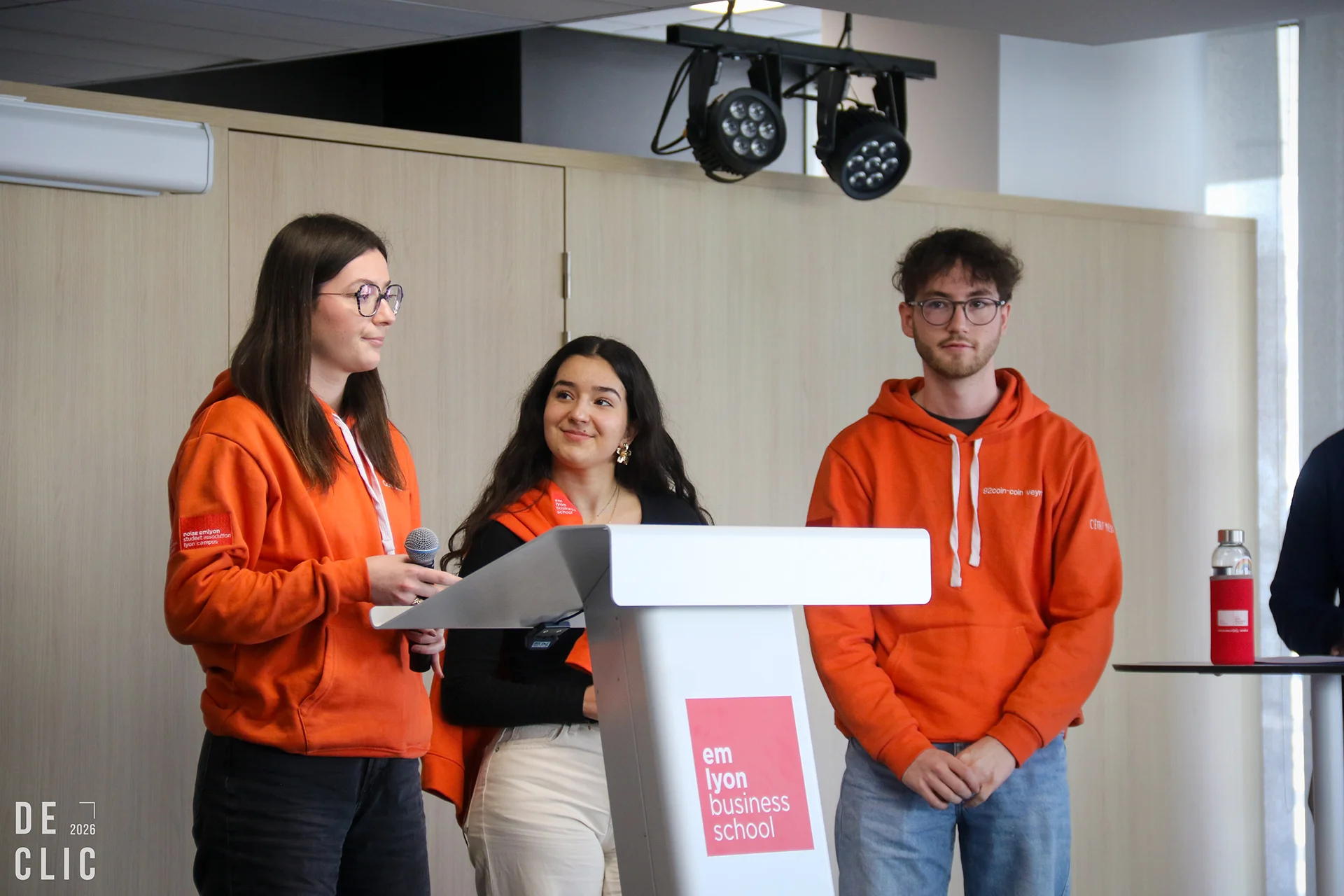 Étudiants de l’association NOISE d’emlyon business school lors de la signature de la charte RSE, présentés autour d’un pupitre lors de l’événement.
