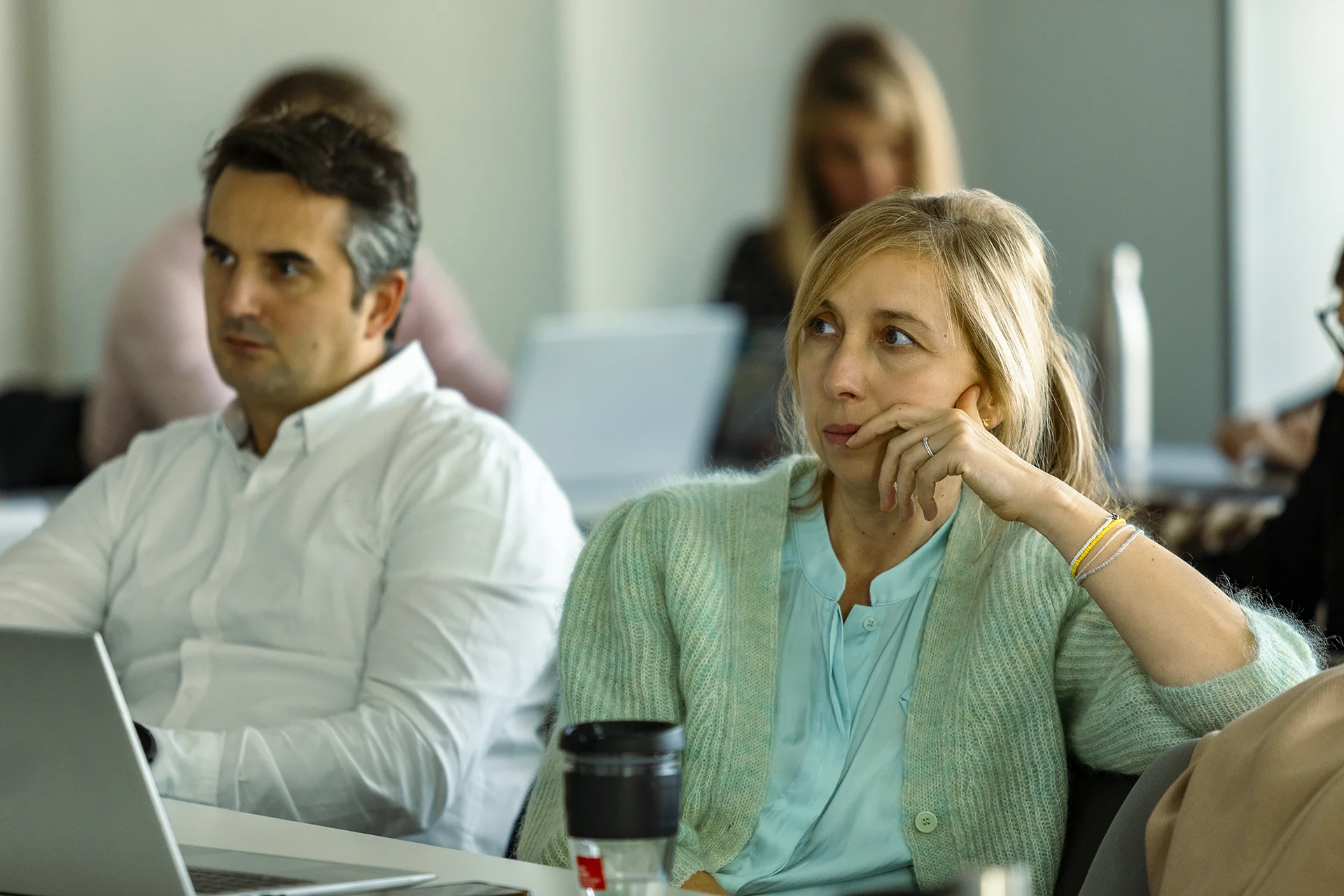Formation executive MBA en salle de classe moderne, apprentissage du management général