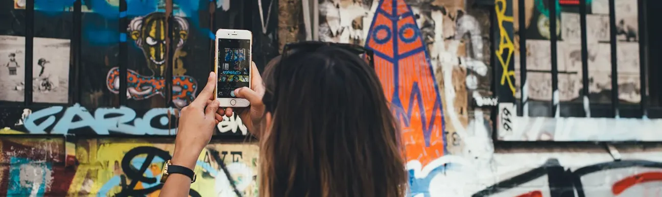 Photographie de street art en milieu urbain capturée par un photographe, illustrant l’étude des modes de vie contemporains.