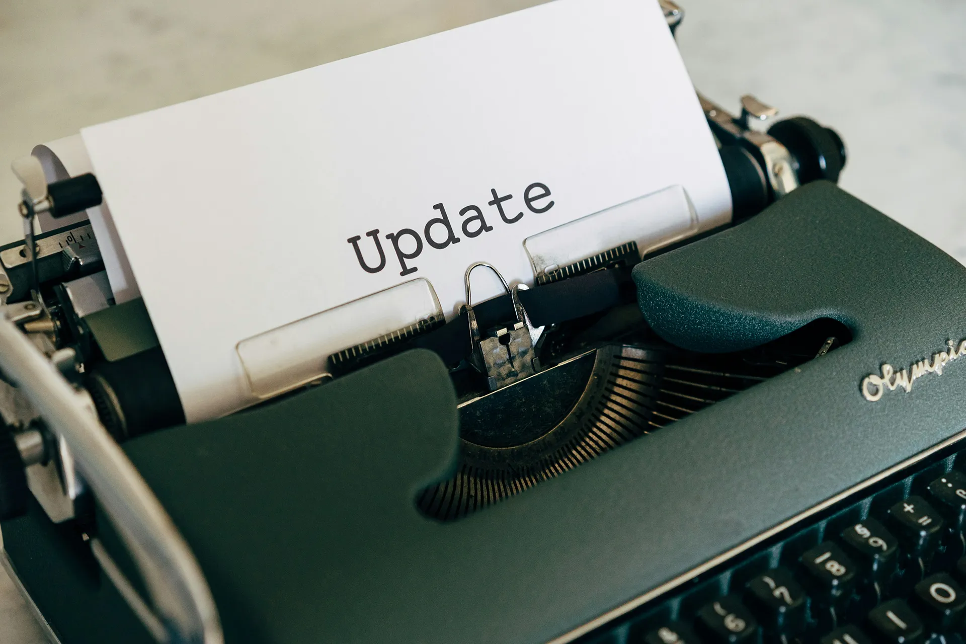 Gros plan d’une machine à écrire avec une feuille de papier affichant le mot « Update ».
