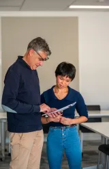 Executive MBA vs MBA Un enseignant en train de consulter les notes d’une étudiante.