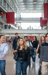 Des étudiants et étudiantes dans le campus d'emlyon business school de Lyon