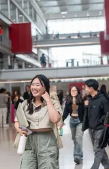 Un groupe d’étudiants dans le cœur battant d'emlyon business school