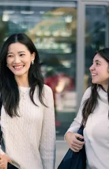 Des étudiants d'emlyon business school  devant l'entrée du campus de Lyon