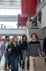 Des étudiants dans le campus de Lyon d'emlyon business school