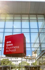 La façade du campus de Lyon d'emlyon business school