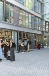 L'entrée Jean Jaurès du campus de Lyon - emlyon business school