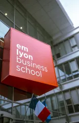 Le logo à l'entrée Jean Jaurès du campus de Lyon d'emlyon business school
