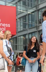 Des étudiantes et étudiants d'emlyon business school, devant l'entrée sur avenue Jean Jaurès