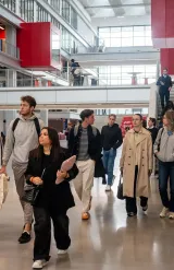 Des étudiantes et étudiants dans le cœur battant d'emlyon business school