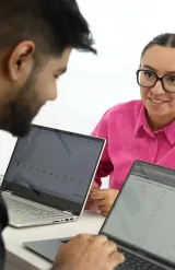 Des étudiantes et étudiants d'emlyon business school