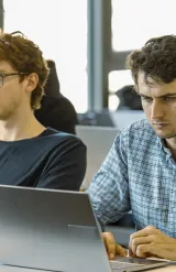 Des étudiants et étudiantes d'emlyon business school