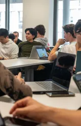 Des étudiantes et étudiants d'emlyon business school