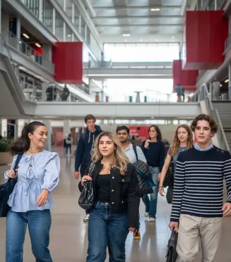 emlyon-campus-lyon Des étudiants et étudiantes dans le campus d'emlyon business school de Lyon