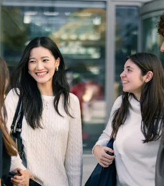 Des étudiants d'emlyon business school  devant l'entrée du campus de Lyon