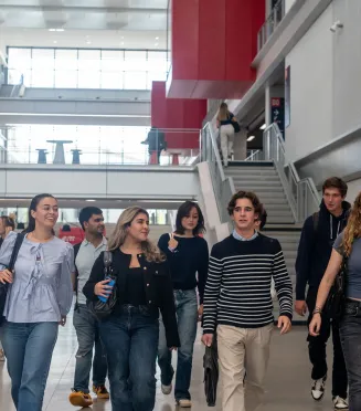 Des étudiants dans le campus de Lyon d'emlyon business school