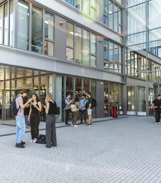 L'entrée Jean Jaurès du campus de Lyon - emlyon business school