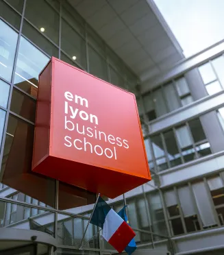 Le logo à l'entrée Jean Jaurès du campus de Lyon d'emlyon business school