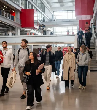 Des étudiantes et étudiants dans le cœur battant d'emlyon business school