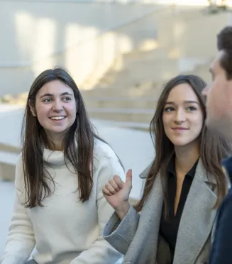 Des étudiants et étudiantes dans le jardin d'emlyon business school