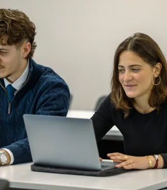 Étudiants utilisant des ordinateurs portables pendant un cours à emlyon Business School, dans un environnement d’apprentissage collaboratif.