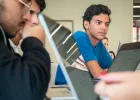 Des étudiants dans une salle de cours, échangeant entre eux.