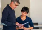 Executive MBA vs MBA Un enseignant en train de consulter les notes d’une étudiante.