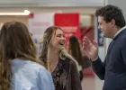 Étudiants échangeant lors d’un événement sur le campus d’emlyon tech school, favorisant les rencontres, le réseautage et la vie étudiante.