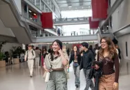 Un groupe d’étudiants dans le cœur battant d'emlyon business school