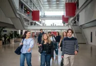 Des étudiantes et étudiants dans le cœur battant d'emlyon business school