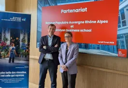 Isabelle HUALT et Daniel KARYOTIS devant un écran d’annonce du partenariat sur le campus emlyon