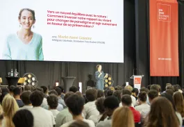 Conférence organisée sur le campus emlyon devant un large public d’étudiants, avec une intervenante présentant les enjeux liés à la transition écologique et à la préservation du vivant.