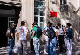 Students gathered outside the entrance of the emlyon Paris campus, interacting during orientation and welcome activities at the start of the academic year.